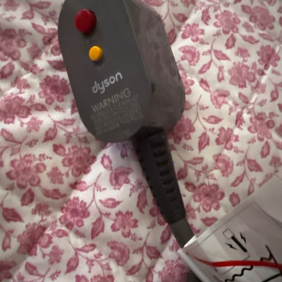 Dyson blow dryer with attachments like new - Picture 6 of 6